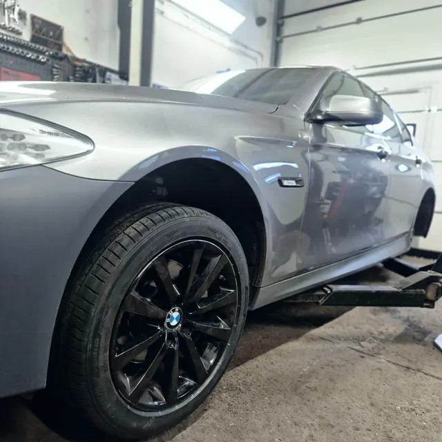BMW serii 5 na podnośniku