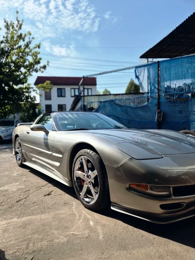 Chevrolet Corvette przed warsztatem